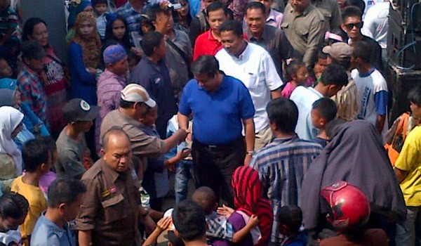  Gubernur Jambi Hasan Basri Agus (HBA) yang baru saja sampai di lokasi panjat pinang Jambi Ekspres Minggu sore (21/9) dielu-elukan warga